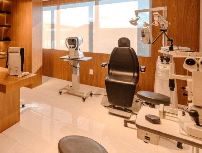 Sala de exames do Dr. Thiago Vernetti Ferreira com equipamentos oftalmológicos